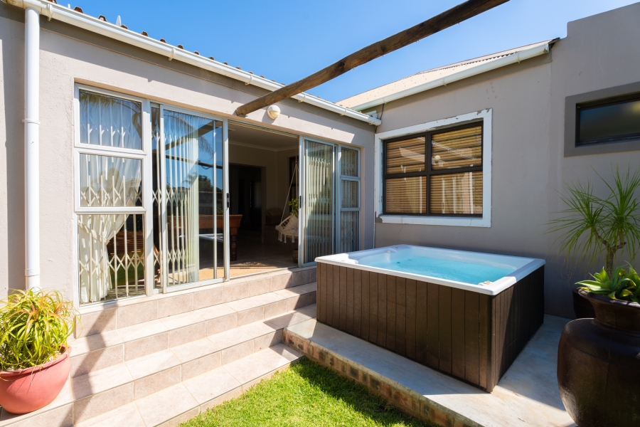 3 Bedroom Property for Sale in Uitzicht Western Cape